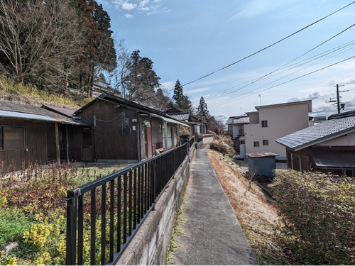 玄関前の道。車は通れません。なので、安全で静かです