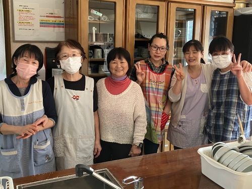 介護事業所で働く皆さん。笑顔でピース！