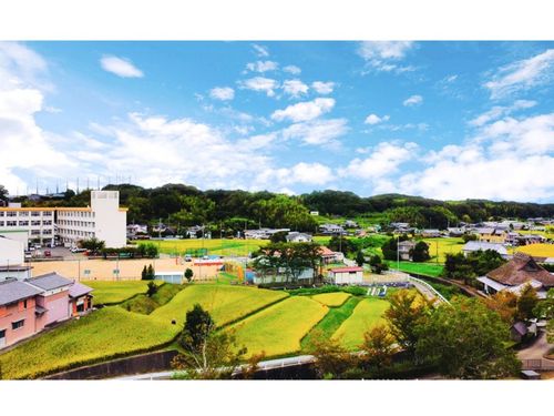 八多町の街並み（八多ふれあいセンター‧八多学園）
