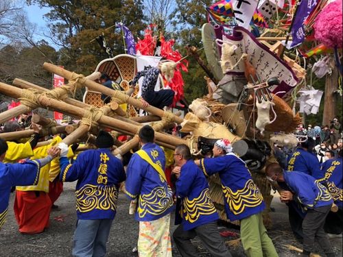 力の限りに左義長を押す「ケンカ」は左義長祭の華です
