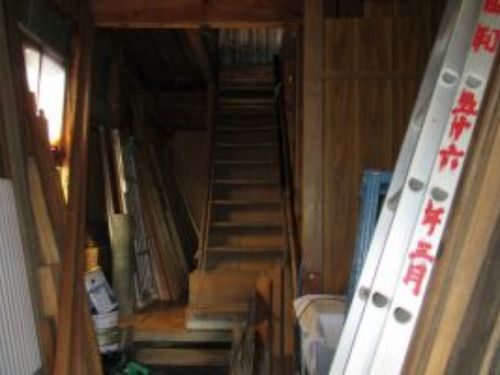 玄関から入ると建築材料の山。DIYしたいって人には宝の山？