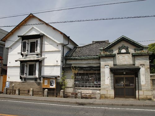 まちなかには織物で発展した当時のノスタルジックな建物が見られる