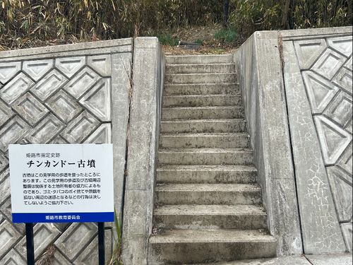 チンカンドー古墳への入り口（タイトル画像の棺に行きつきます）