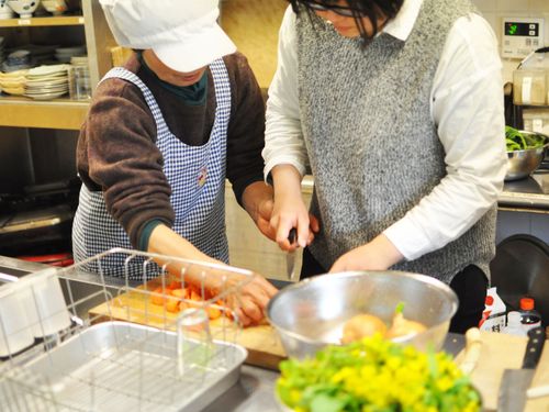 ごはん作りは当番制。誰かが作ってくれた温かいごはんです。