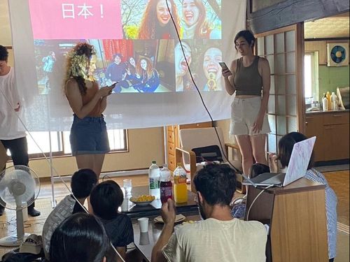 異文化交流イベントを開催した際の様子。2人の外国人講師がクイズ形式でスペインの紹介を 行ってくれました。