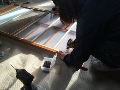 断熱障子を製作している様子