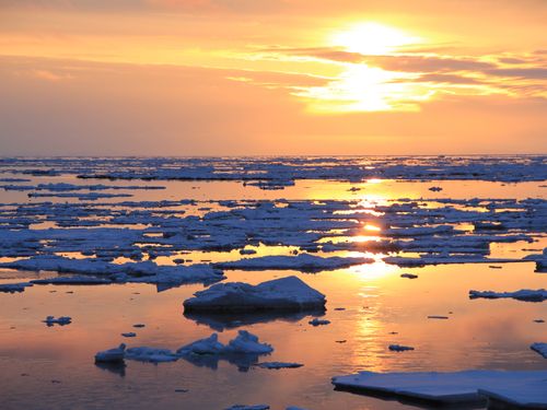 オホーツク海を埋め尽くす流氷と夕陽