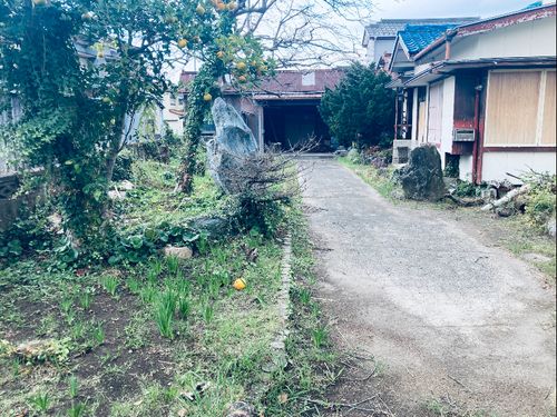 広い庭とガレージのある空き家です。