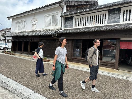 フィールドワークをするメンバー達