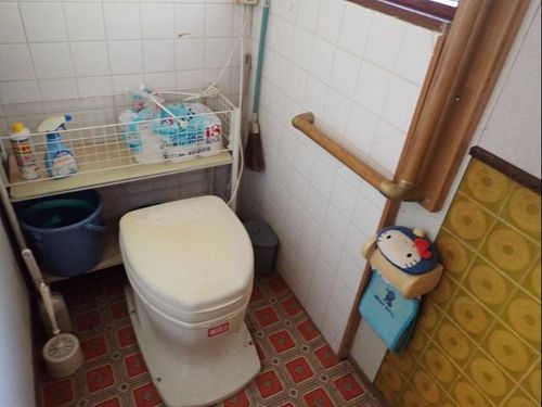お手洗いはくみ取り。また上水道もなく井戸水利用の物件です。