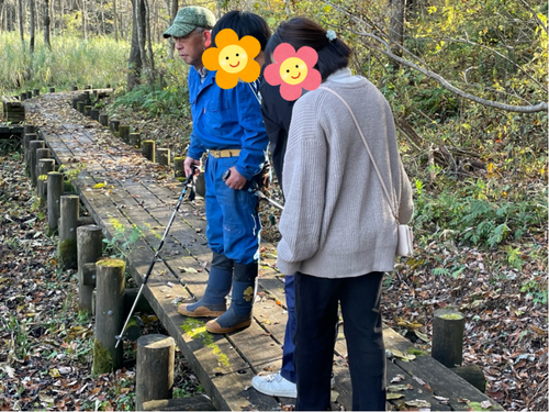 自然体験では地元の方に教えてもらいながらトレッキング♪