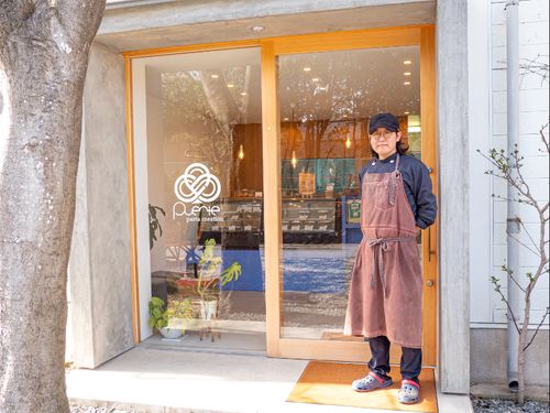 実家を改装して作った「Puente」は、住宅街に佇むお洒落なお店。通っていた小学校の目の前で、オーナー＆料理人としてスタートした深野さん。