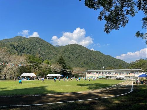 学校の周りには雄大な山々が。校庭の芝生も綺麗！