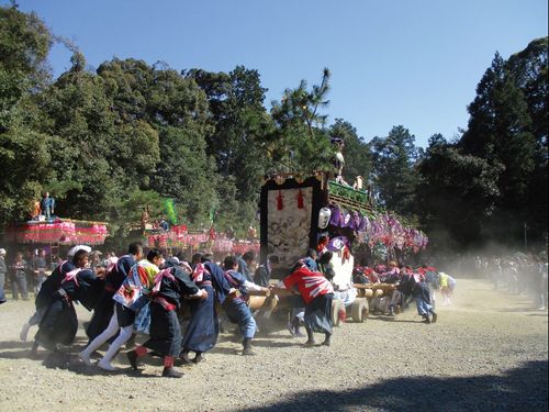 堅井之大宮 春季大祭当日、曳山を用いた境内ひきまわしの様子。（写真：愛荘町歴史文化博物館提供）