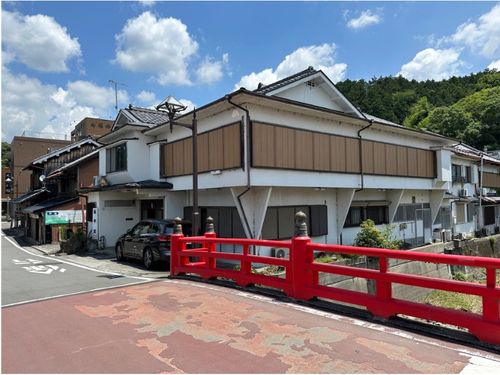 粉河寺大門のすぐ手前に位置する「三笠館」