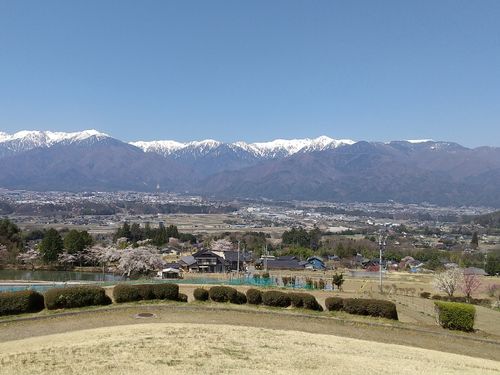 駒ヶ根市と中央アルプス。どの季節も市民を見守ってくれてます
