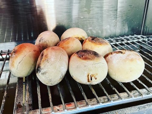 活動例：灰焼きおやき制作・販売（まちなか活性化施設の利用推進及び特産品開発担当）