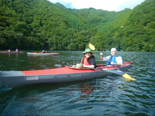 暑い日は一緒にダム湖でカヌーしませんか？