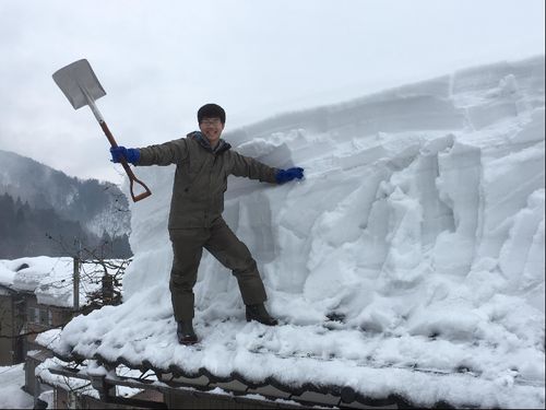 屋根雪下ろしをするほどの雪が降った時のワンシーン（中谷）