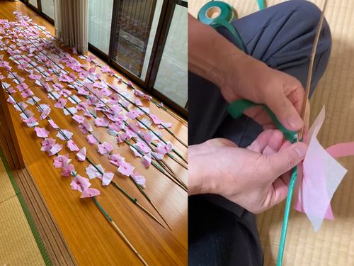 一から作る「ほいのぼり」竹ひごに紙紐を巻きながら花をつけます。