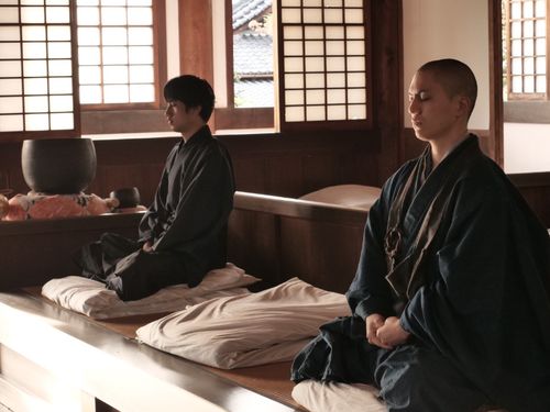座禅。朝日が美し差し込む禅堂。