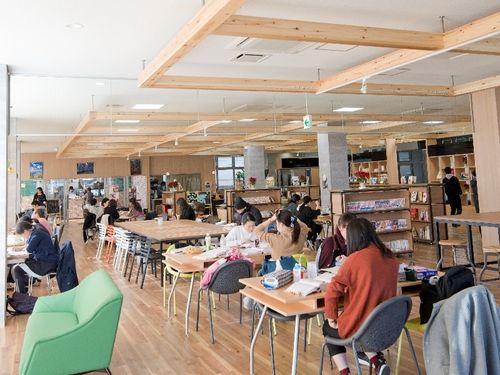 多くの市民などが利用しているTENAMU交流スペース