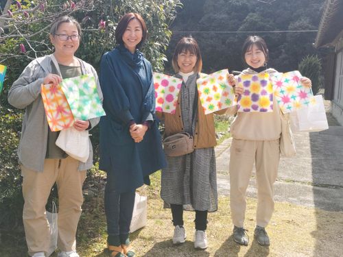 地域に伝わる徳地手漉き和紙を使った折染め体験