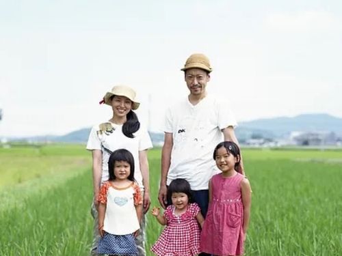 岡野雄一郎さんご家族。東京都より移住