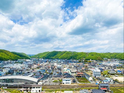 井原駅と井原市街の様子