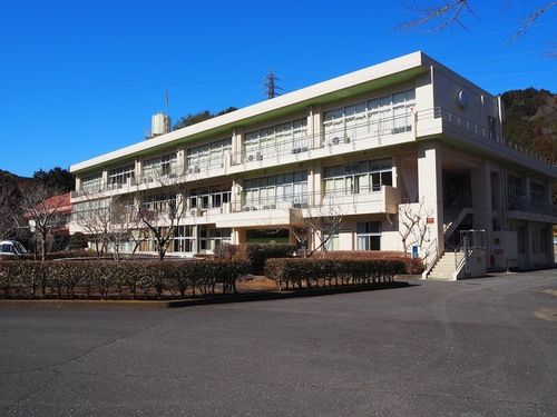 廃校になった旧古里中学校。OKUTAMA+のホームです。