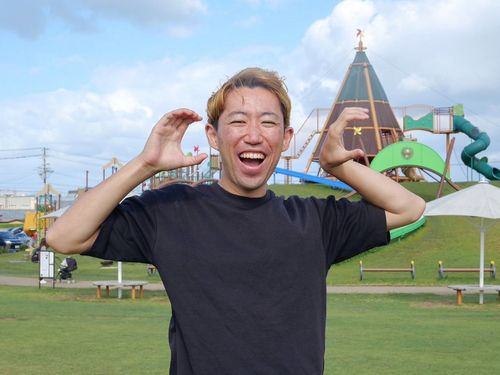 福井県庁地域おこし協力隊・塚原 康平さん／ポーズはチャレンジ応援コーディネーターのCOC