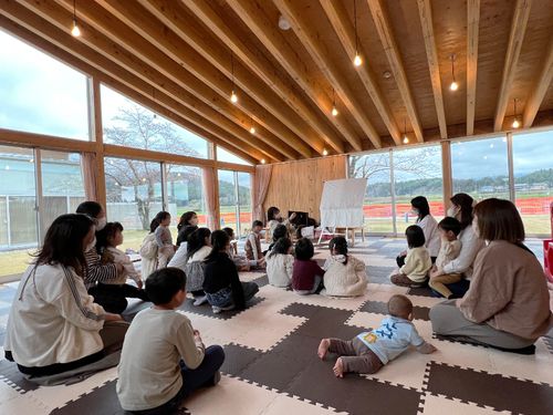 子育てサークル「パオパオ」さんの活動風景。写真は春休みだったので、パオパオを卒業した（卒パオ）兄姉も参加しています。卒パオ第1期生は今年30歳！