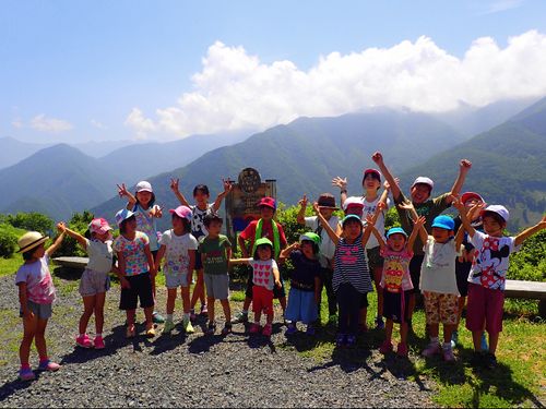 山の中で育つ！元気いっぱいの子ども達