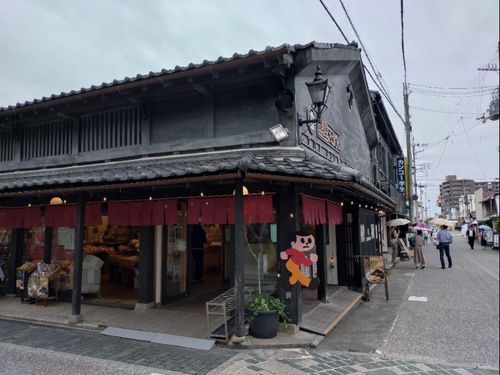 滋賀県の銘品を集めたお店。飛び出し坊やがアクセントに。
