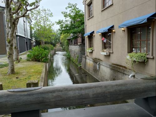 黒壁スクエアを流れる米川。街中なのに水がきれい。
