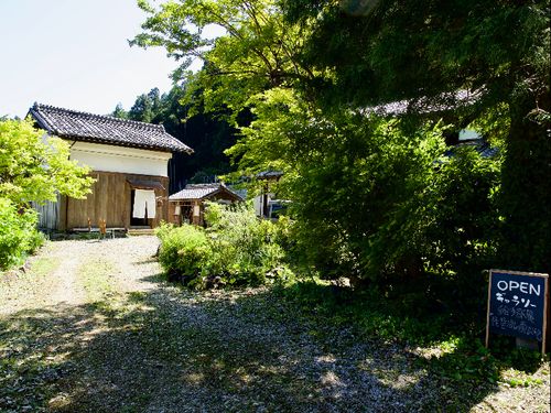 緑に囲まれた広々とした敷地