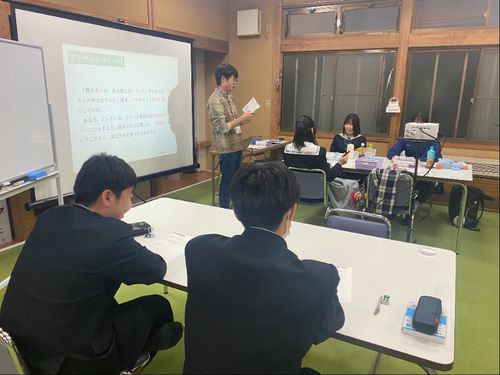 生徒に科目を教えたり、対話を重視したキャリア教育なども行います。