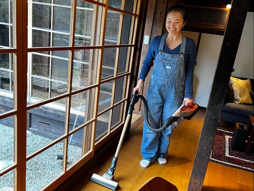 古民家をリノベーションした一棟貸しの宿での仕事。運営サポートやお客様のご案内、清掃などを行います。