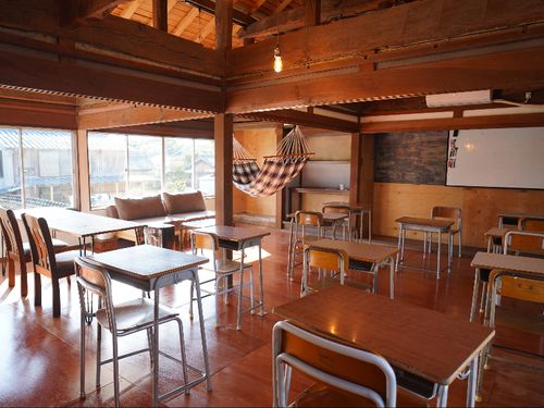 可愛い教室風のお部屋に、のんびりくつろげるハンモックも！