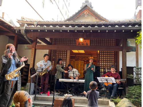 お寺で行われる音楽イベント。地域の子どもたちが集まります。