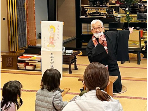 仏教法話をこどもたちに行う住職