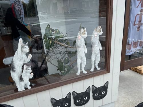 キュートな猫の置物がウィンドウを飾るクロネコベーカリーさん　♯ kuroneko.bakery