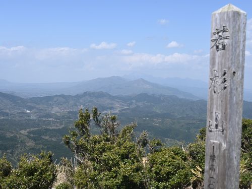 軽登山で人気の若杉山(片道60分程度)