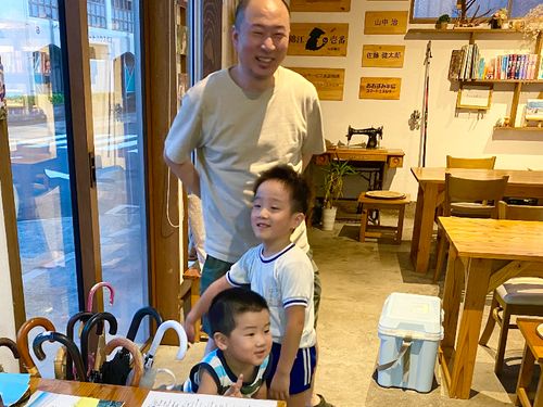 PS支援機構代表の大倉さんと子どもたち