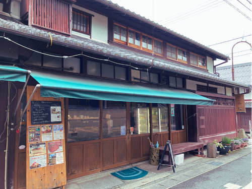 風情のある店舗は古民家を移築されたもの