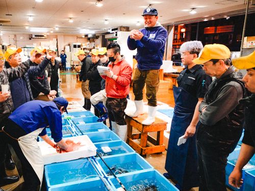 市場が活気づく競りの時間