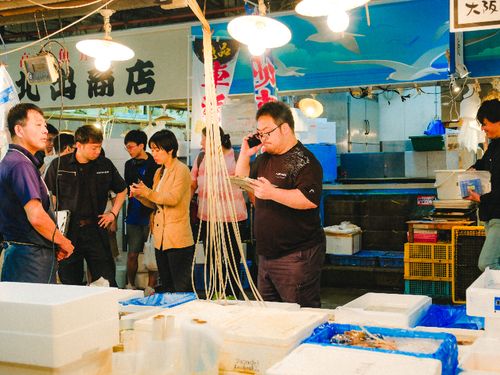 生産者と連絡を取りながら、海の様子を把握します！