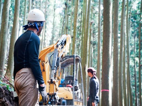 村は面積の95%が森林で、主幹産業は林業です。林業に携わる人が集落にいて、ヘリコプターやトラックでの林業出材の現場をみることは日常茶飯事ですよ。川上村の地域おこし協力隊はフリーミッション型以外にも、林業に関する分野も募集しています。