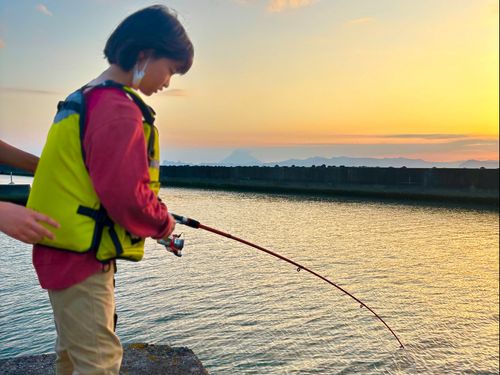 家の近くの海で釣り！