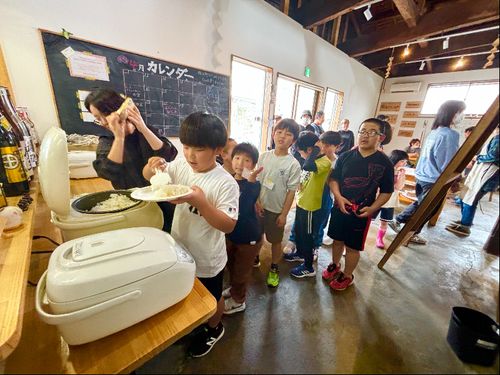 毎週日曜日はゲストハウスの子ども食堂でみんなでごはん！